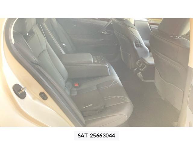 Lexus ES 2021-07 8366702-10