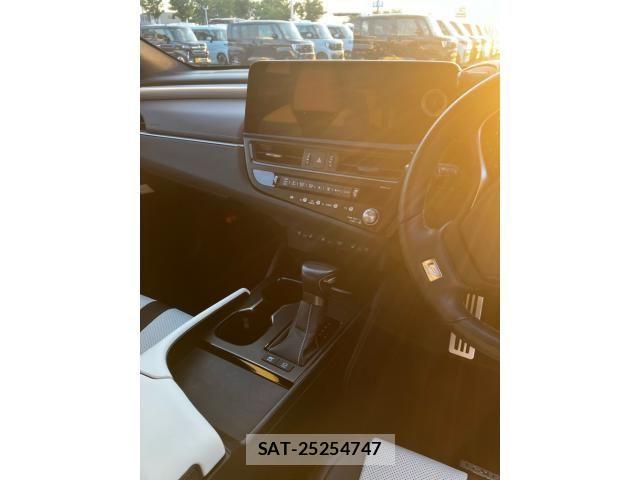 Lexus ES 2023-07 8659896-18