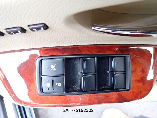Lexus HS 2013-07 3674462-18