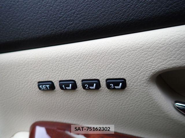 Lexus HS 2013-07 3674462-19