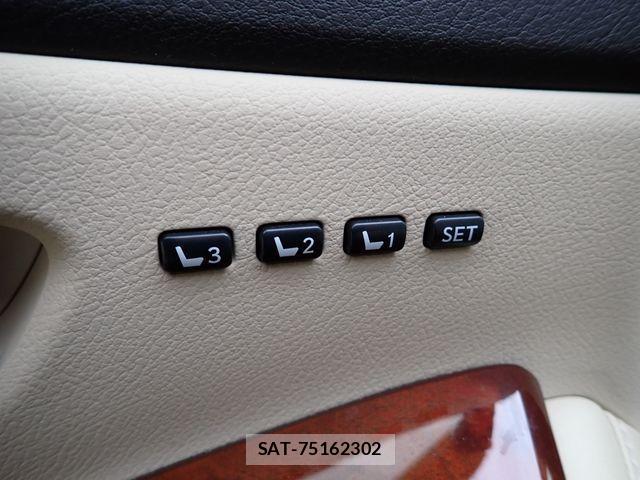 Lexus HS 2013-07 3674462-20