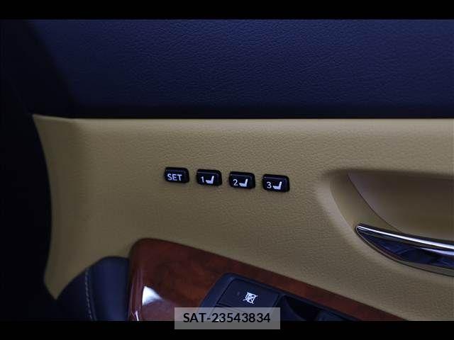 Lexus HS 2013-04 5870823-9