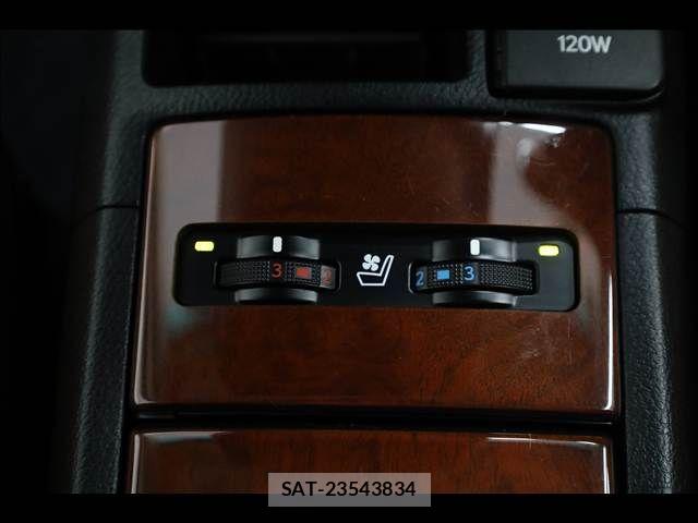 Lexus HS 2013-04 5870823-14