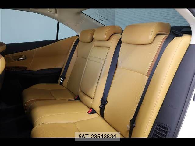 Lexus HS 2013-04 5870823-18