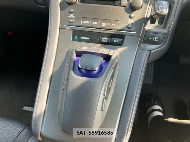 Lexus HS 2011-11 6907676-17