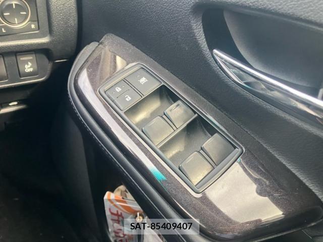 Lexus HS 2013-06 7059230-12