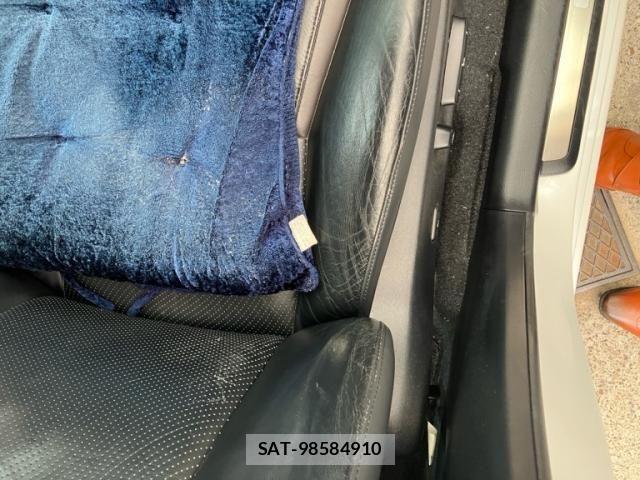 Lexus HS 2010-03 7358472-11