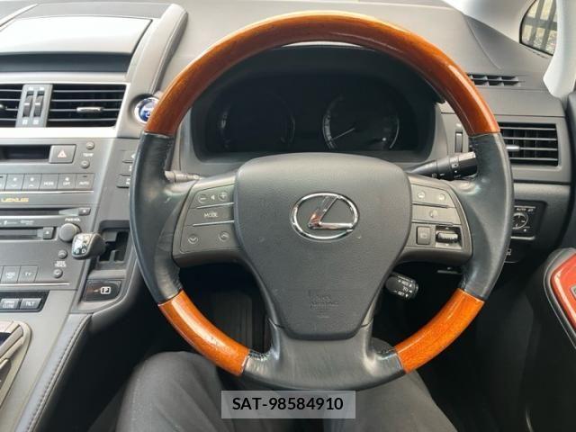 Lexus HS 2010-03 7358472-12