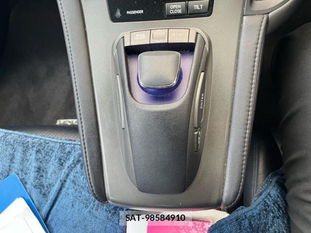 Lexus HS 2010-03 7358472-18