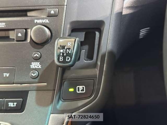 Lexus HS 2011-12 7455372-15