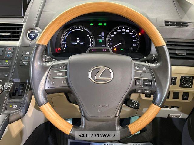 Lexus HS 2016-06 7455370-10