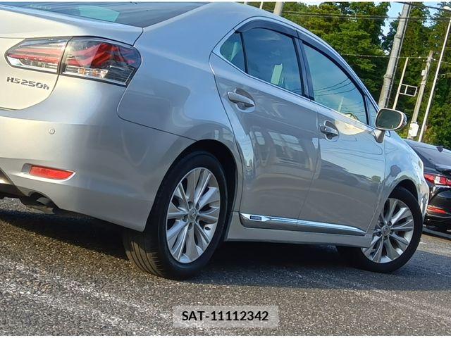 Lexus HS 2013-06 7455373-11