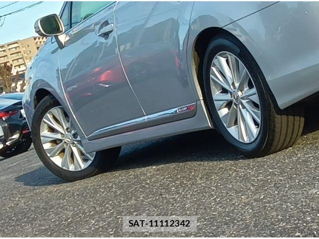 Lexus HS 2013-06 7455373-12