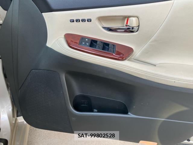 Lexus HS 2011-07 7455377-18