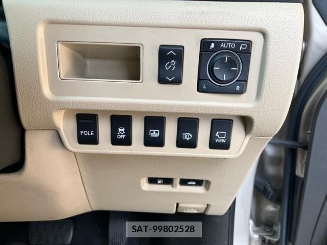 Lexus HS 2011-07 7455377-19