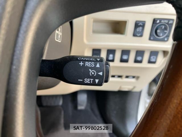 Lexus HS 2011-07 7455377-22