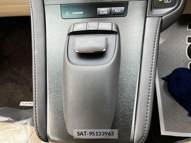 Lexus HS 2013-04 7501254-17
