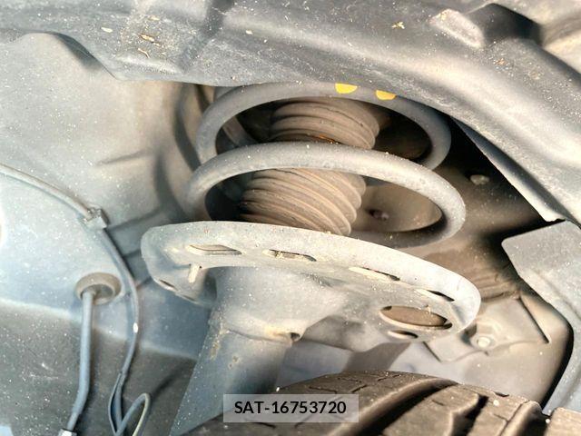 Lexus HS 2013-11 7617630-19