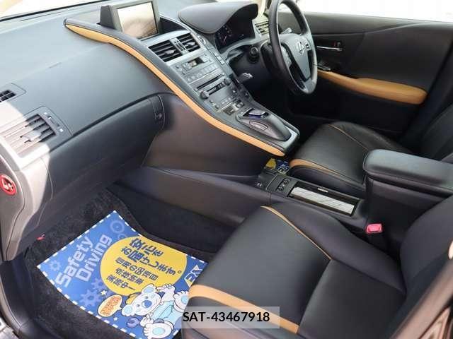 Lexus HS 2013-01 8036396-21