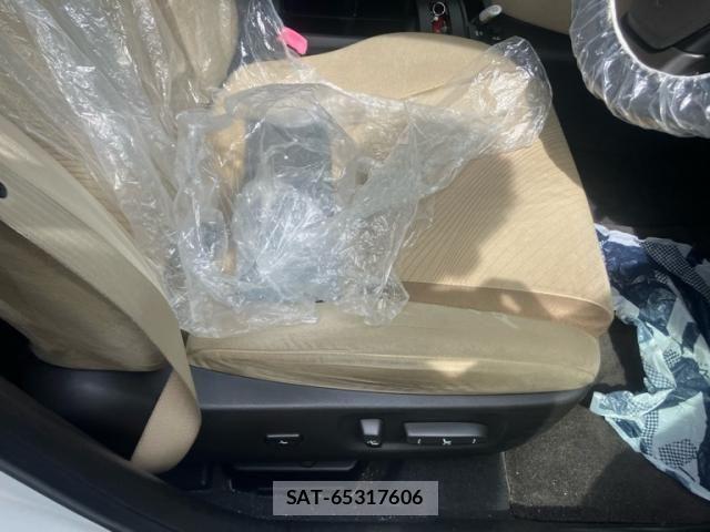 Lexus HS 2013-07 8036398-11