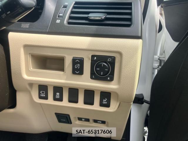 Lexus HS 2013-07 8036398-13