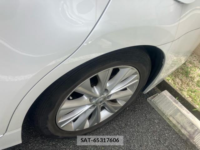 Lexus HS 2013-07 8036398-7