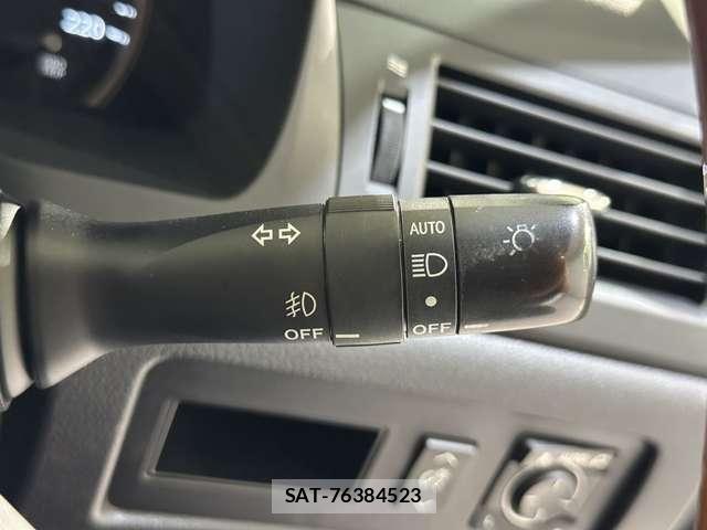 Lexus HS 2013-12 8130995-11