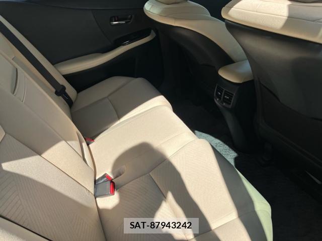 Lexus HS 2011-11 8354839-10