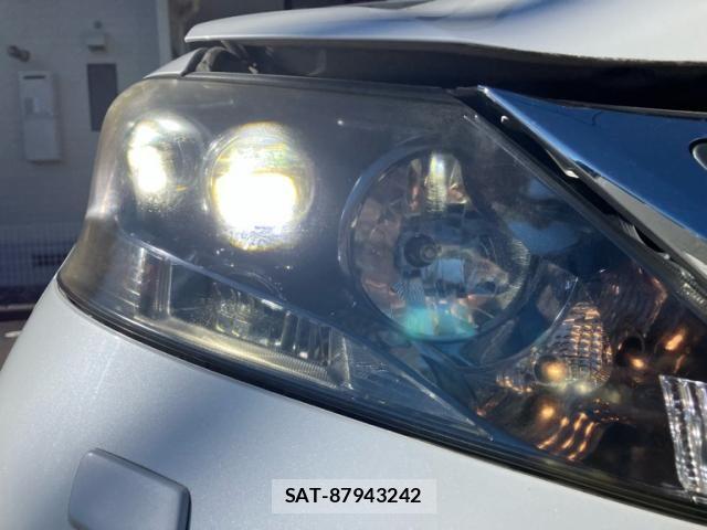 Lexus HS 2011-11 8354839-16