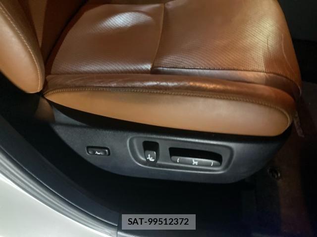 Lexus HS 2013-07 8685837-13