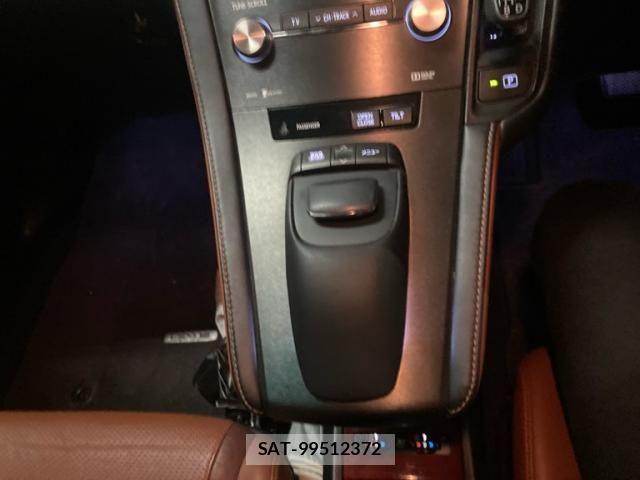Lexus HS 2013-07 8685837-19