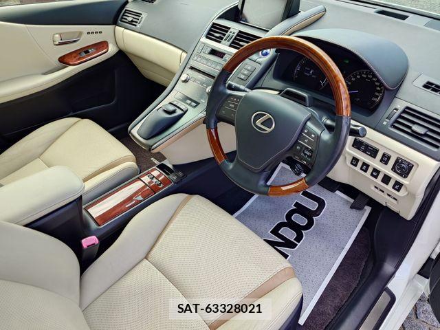 Lexus HS 2013-06 8743389-10
