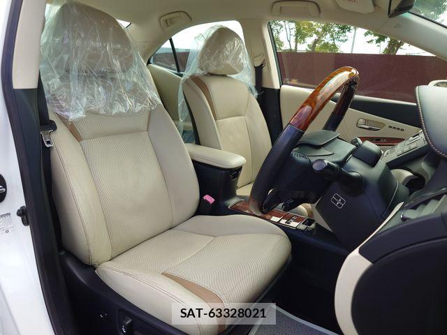 Lexus HS 2013-06 8743389-11