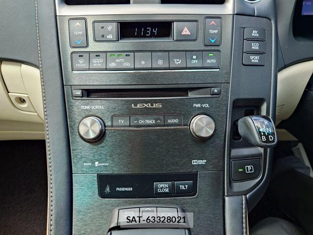 Lexus HS 2013-06 8743389-16