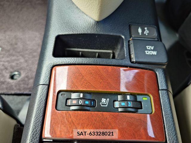Lexus HS 2013-06 8743389-17