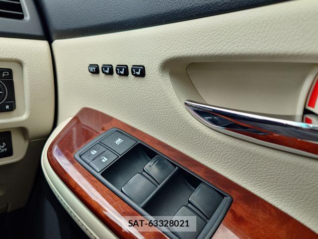 Lexus HS 2013-06 8743389-19