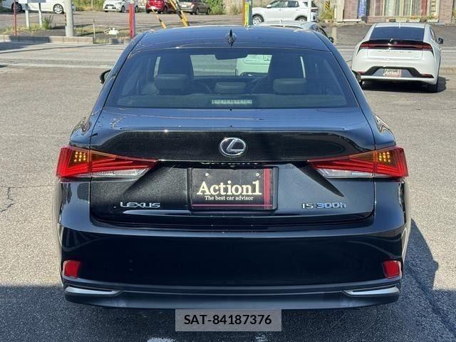 Lexus IS 2017-02 8245720-4