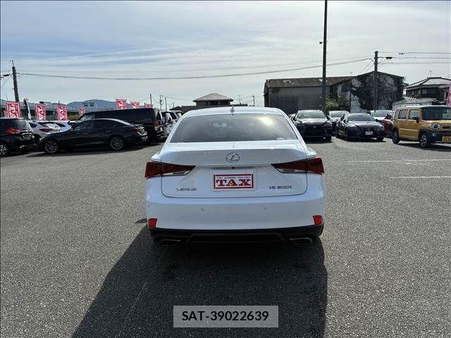 Lexus IS 2017-03 1354708-15