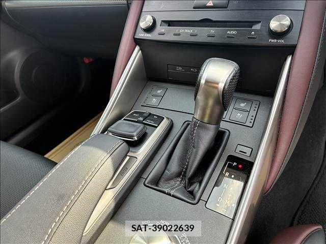 Lexus IS 2017-03 1354708-8