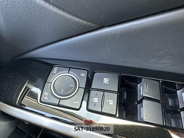 Lexus IS 2016-12 1381040-23