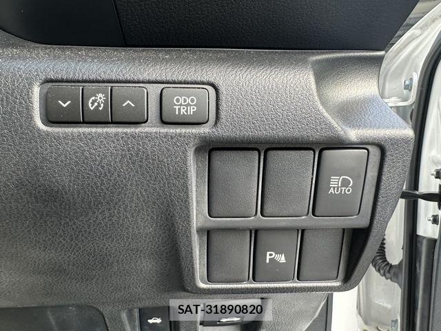 Lexus IS 2016-12 1381040-25
