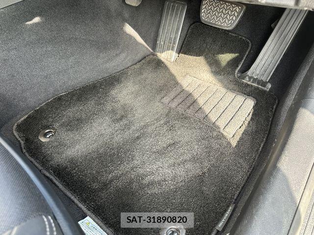 Lexus IS 2016-12 1381040-27