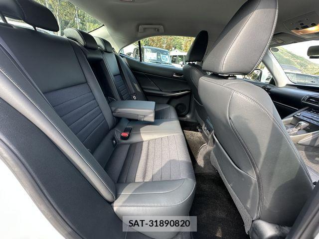 Lexus IS 2016-12 1381040-29