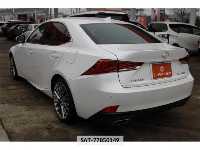 Lexus IS 2016-12 2081746-11