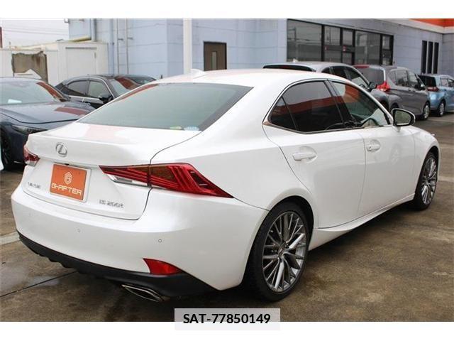 Lexus IS 2016-12 2081746-13