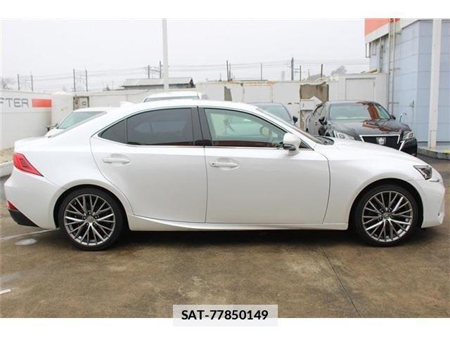 Lexus IS 2016-12 2081746-14
