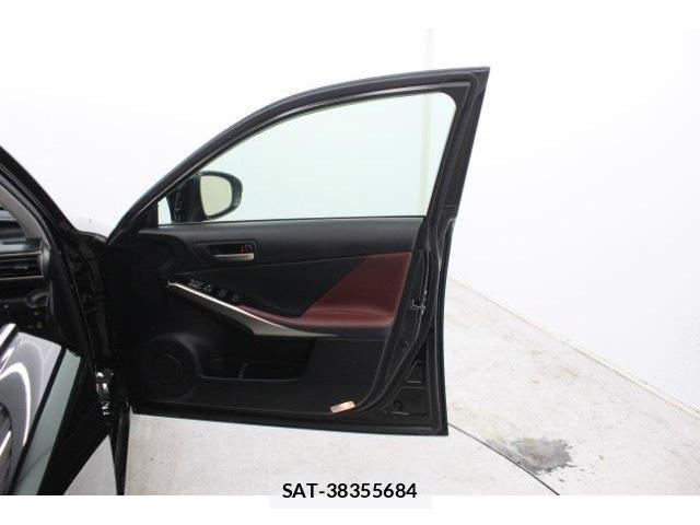 Lexus IS 2017-02 3377765-27