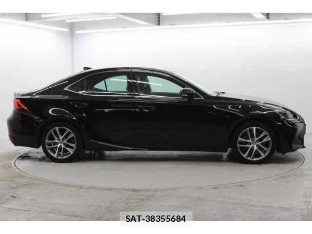Lexus IS 2017-02 3377765-3
