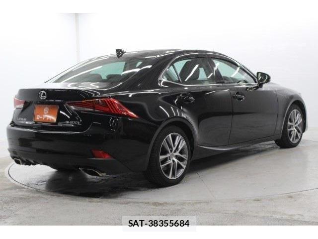 Lexus IS 2017-02 3377765-4