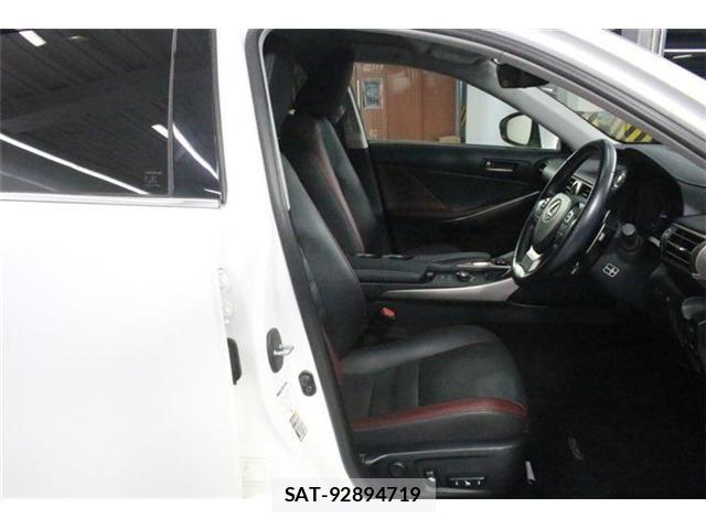 Lexus IS 2016-12 8208354-26